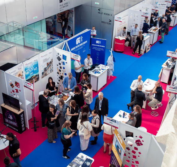 photo de l'atrium rempli de visiteurs au salon unismouv 2025 au couvent des jacobins à rennes
