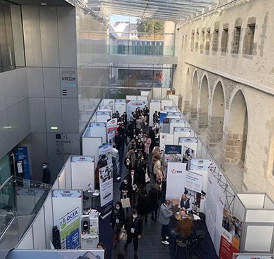 photo du dessus de l'atrium du couvent des jacobins rempli de visiteurs, où a lieu le salon de la copropriété unismouv' l'immobilier en mouvement le 6 février 2024