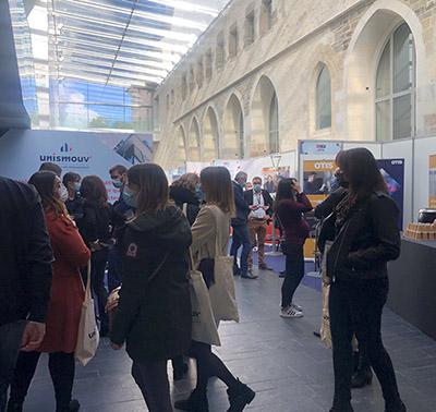 photo de l'atrium du couvent des jacobins rempli de visiteurs, où a lieu le salon de la copropriété unismouv' l'immobilier en mouvement le 6 février 2024