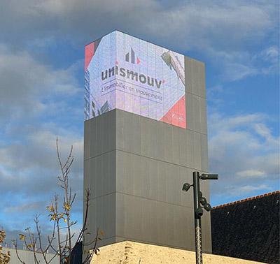 photo de la tour du couvent des jacobins de rennes où a lieu le salon de la copropriété unismouv' l'immobilier en mouvement le 6 février 2024 avec le logo affiché